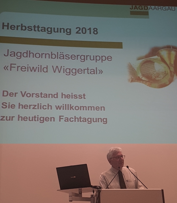Dr. Rainer Klöti, Präsident JagdAargau, begrüsst die Mitglieder bei vollem Saal